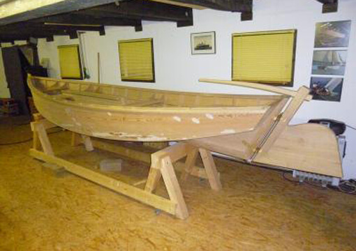 Holzboot in der Werkstatt